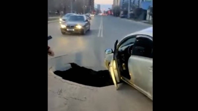 Нұр-Сұлтанның орталығында жол опырылып, көліп түсіп кетті (видео)