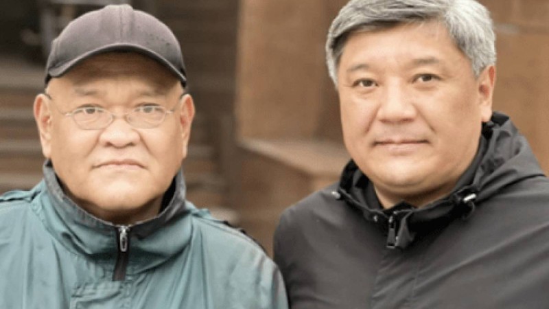 «Асылдың сынығына аула сыпыртып қойдық»: Танымал депутат Ұлы Абайдың ұрпағы бір бөлмелі үйде, 150 мың теңге айлыққа өмір сүретінін жайып салды