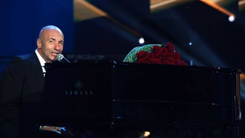 Тасмағамбетов "Новая волна" сахнасында Игорь Крутойды құттықтады