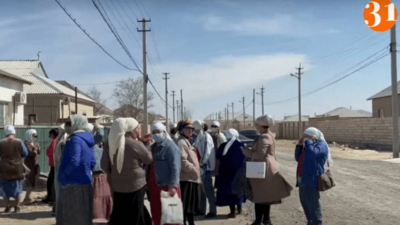 "Арзан бағаға Қытайдан тауар алып беремін деген": Маңғыстау облысында бір топ халық келіншекке алданған