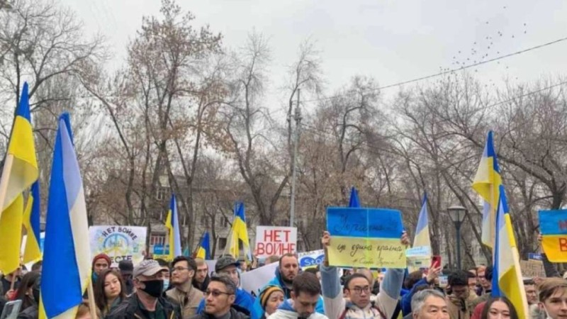 "Путин кет!": Алматыда Украинаны қолдауға жиналғандар митинг өткізуде