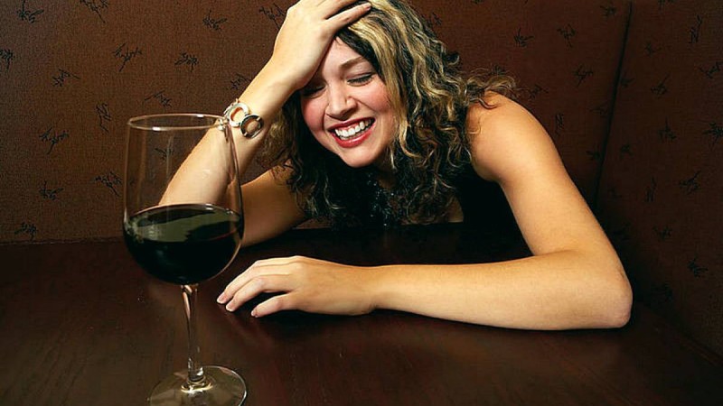 Мас қыздар полицей мен қарияны соққыға жықты