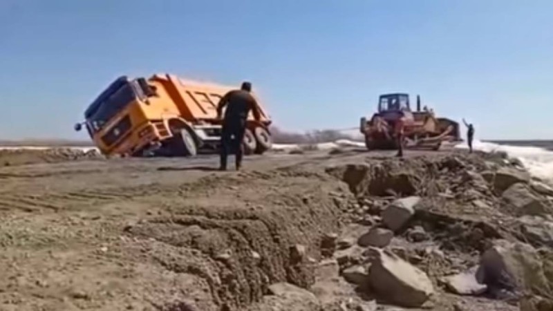 Ақмола облысында жүк көлігі суға аударылып, жүргізуші көз жұмды (видео)