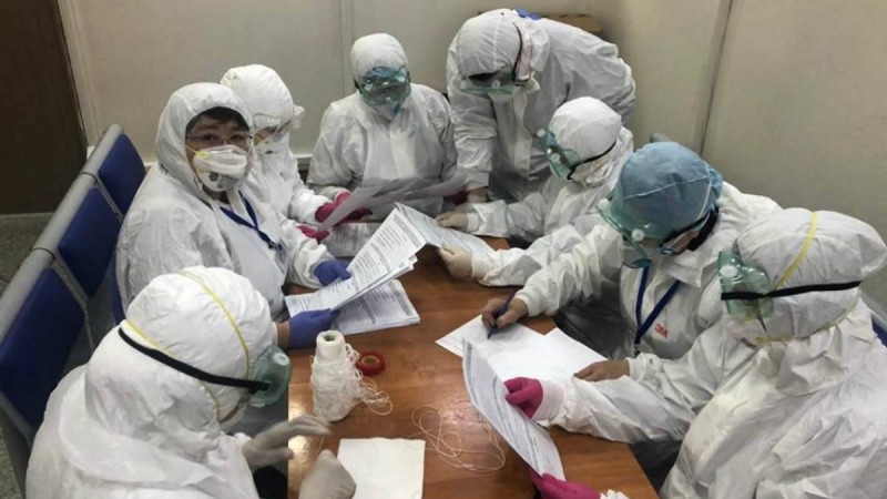 Коронавирус: Медициналық қызметкерлер неліктен аурудың асқынған түрімен ауырады - Қазақстан жаңалықтары