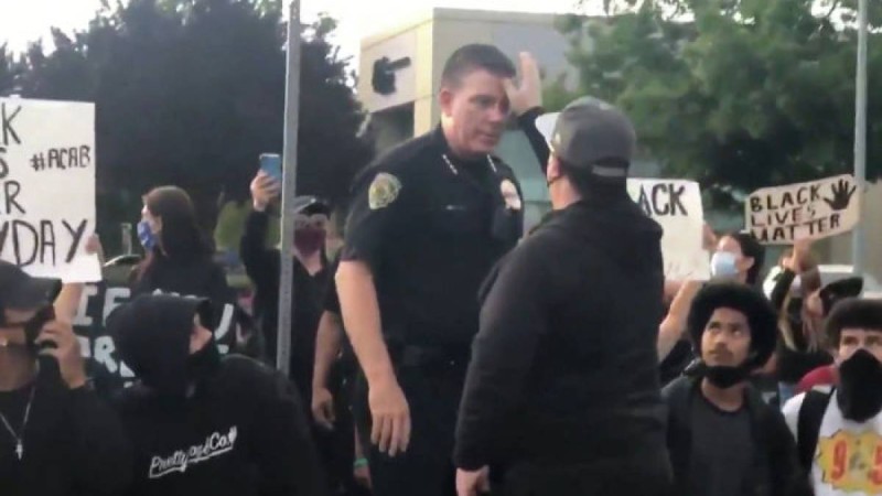 АҚШ-тағы наразылық: Калифорнияда полицей халық алдында тізе бүкті