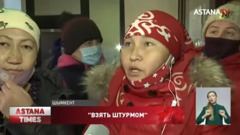"Абзал емес, Обещалкин дейміз": Шымкенттік аналар суықтан денесі тартылатынын айтып шу шығарды