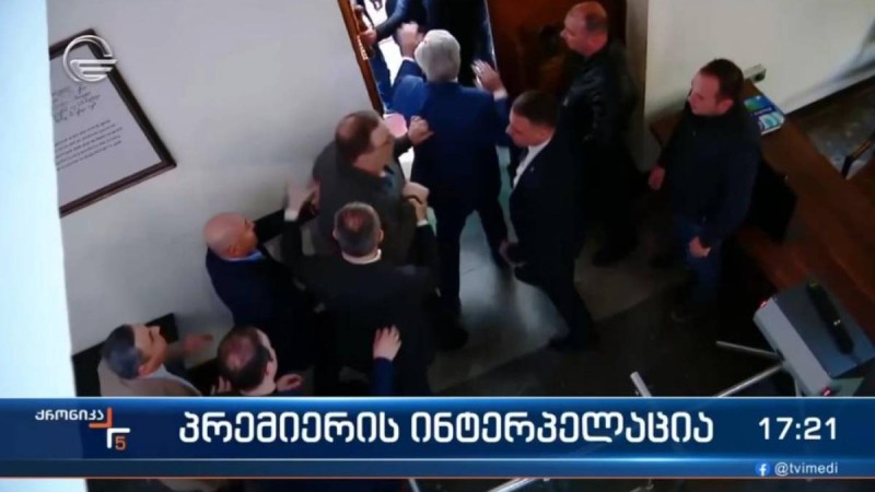Грузия депутаттары парламент отырысында төбелес шығарды (видео)