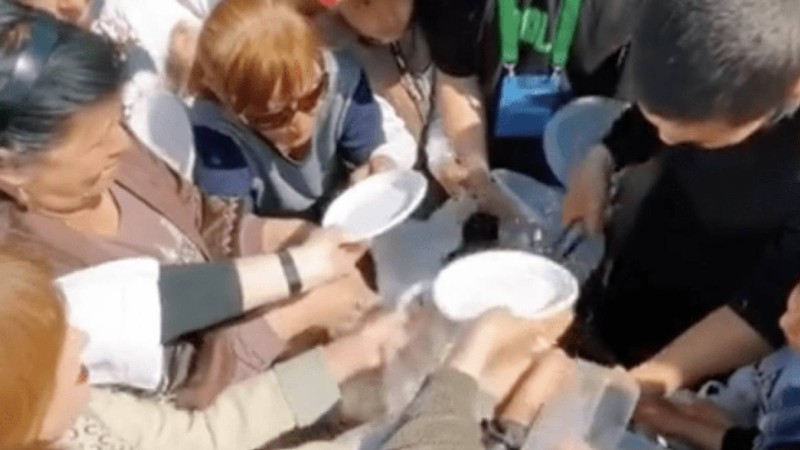 Желіде Наурыз мейрамында тегін палау таратылып жатқан кезде шыққан жанжалдың видеолары қызу талқыға түсті