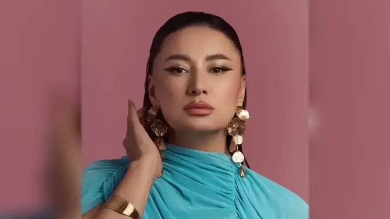 Мәдина Сәдуақасова ән айтып жатқанда «соққы» алды