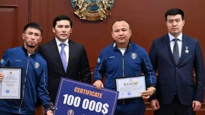 Әлем чемпионатынан жүлде алған қазақстандық боксшыларға 100 мың долларға дейін сыйақы табысталды