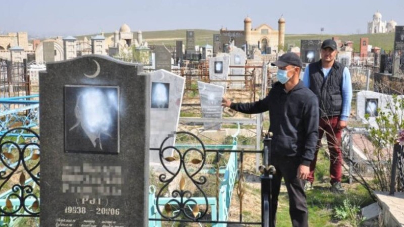 Таразда зират құлыптасындағы марқұмдардың суретін бояп, қорлаған