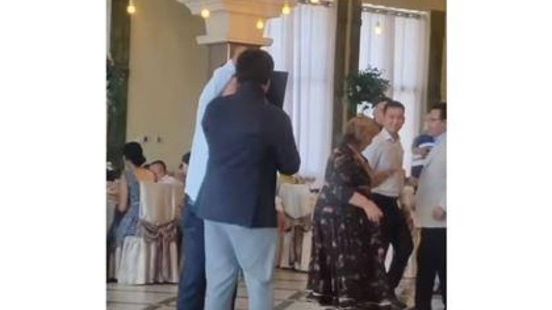 "Дардай еркек істеп тұрған тірлігі не?": Тойда шашынан тартқан қонақты Кенжебек Жанәбілов орнына қойды (ВИДЕО)