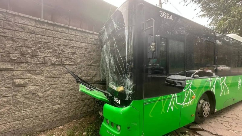 Алматыда тағы бір автобус жол-көлік оқиғасына ұшырады