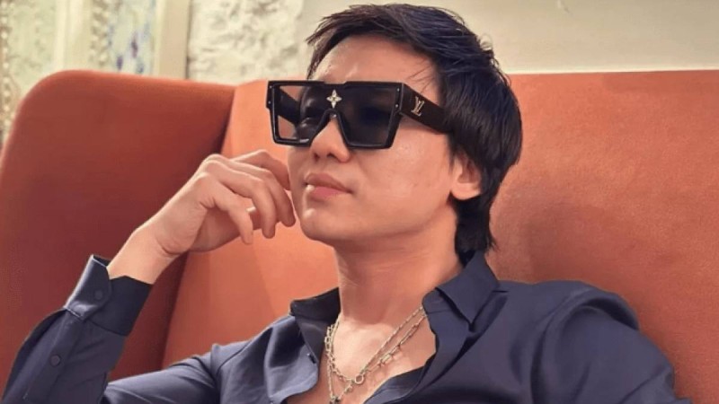 "Ерекше сыйлық": Қайрат Нұртасқа концертінде тыңдарманы сүрленген ет пен қазы сыйлады (видео)