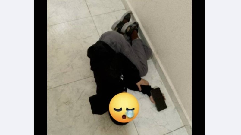 Подъезде түнейтін бала: “қонақ” келгенде анасы үйге кіргізбейді