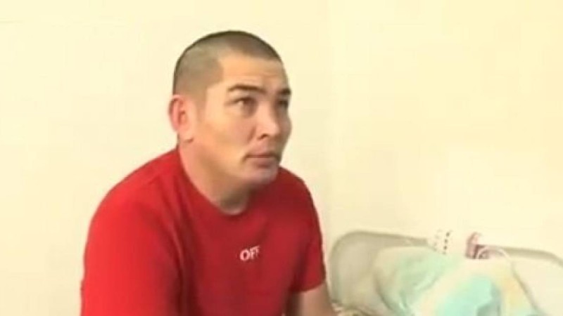 Назарбаев ескерткішін құлатқан ер адамды азаптаған полицей ұсталды