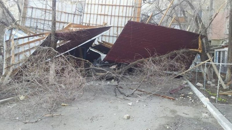 Қарағанды облысында отыз ғимараттың шатырын жел ұшырды