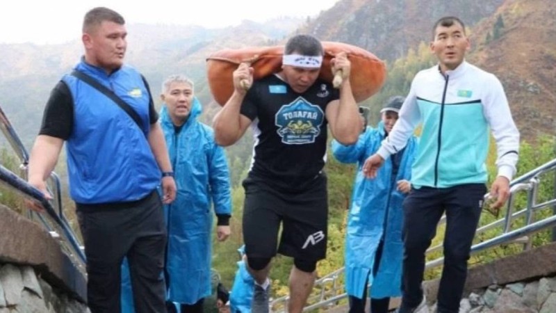 Жаңа рекорд: Түркістандық батыр Медеуде 100 келілік мүсінмен 842 баспалдақты жүріп өтті  