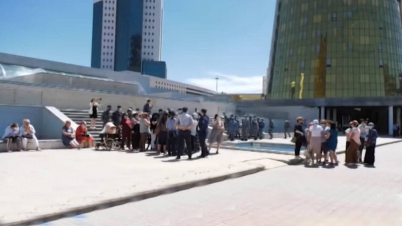 "3 жерде жұмыс істедік": Нұр-Сұлтанда бір топ көпбалалы ана министрлік алдында шу шығарды - Қазақстан жаңалықтары