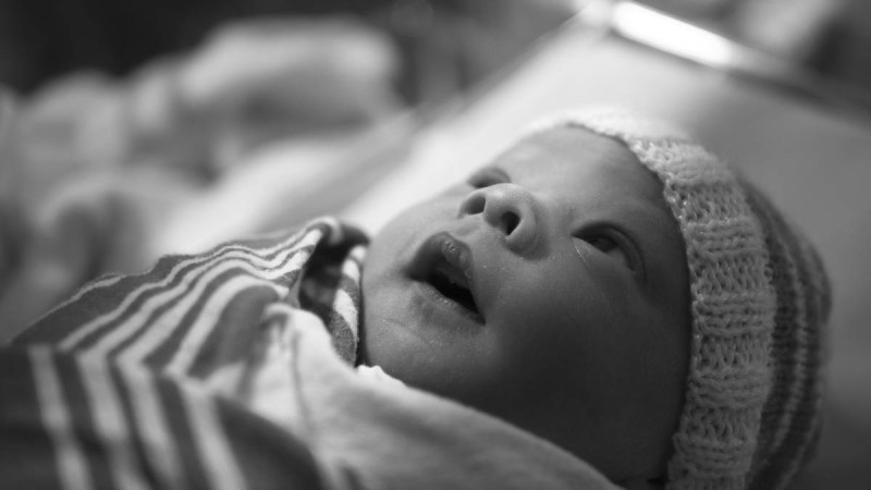 "Дәрігерлерді мазаламайын деп": Әйел моншада босанып, шақалақты суға батырып өлтірді