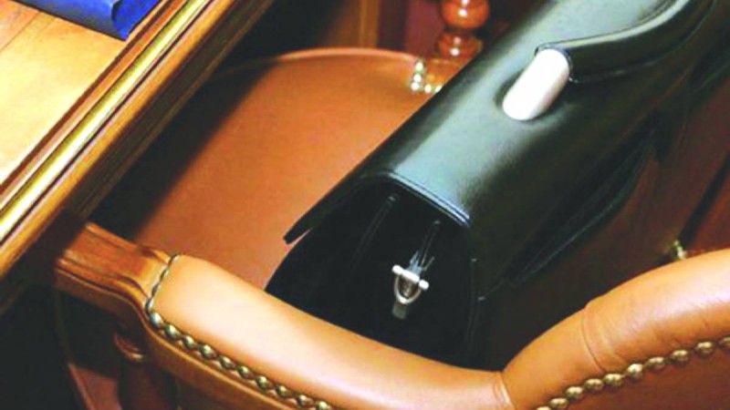 Караоке барда ішіп алып, бойжеткенді боқтаған: ШҚО Мәдениет басқармасының басшысы жұмыстан қуылды