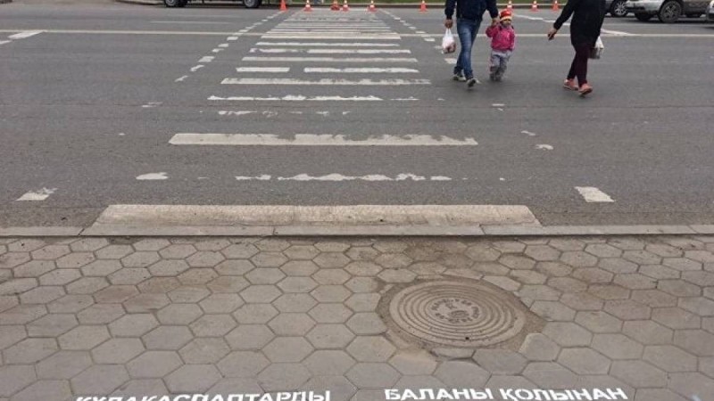 Ақтауда жаяу жүргіншіні көлік қағып өлтірген сәт видеоға түсіп қалды