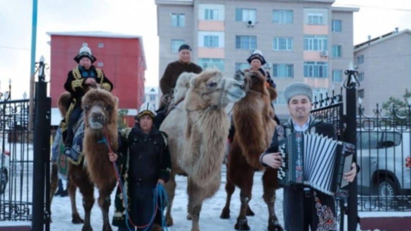 Талдықорған қаласының тұрғыны сайлау учаскесіне түйемен келіп, дауыс берді.