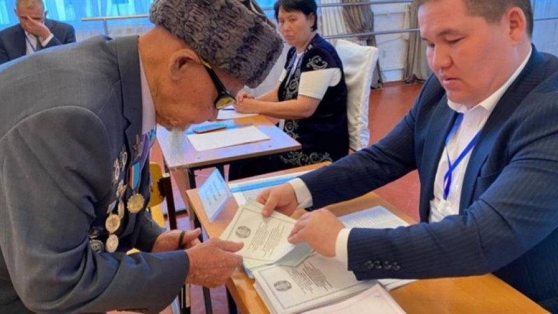 Сыр елінде ғасыр жасаған майдангер сайлауда алғашқы болып дауыс берді