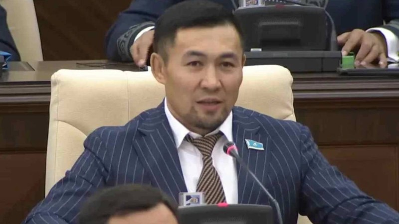 Мәжіліс депутаттарға аналарын мінберден құттықтауға рұқсат берді