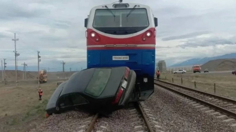 Қарағанды облысында пойыз бен көлік соқтығысып, үш адам қаза тапты