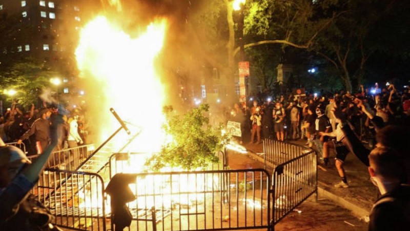 АҚШ-тағы жаппай тәртіпсіздікті Ресейден көру кімге тиімді