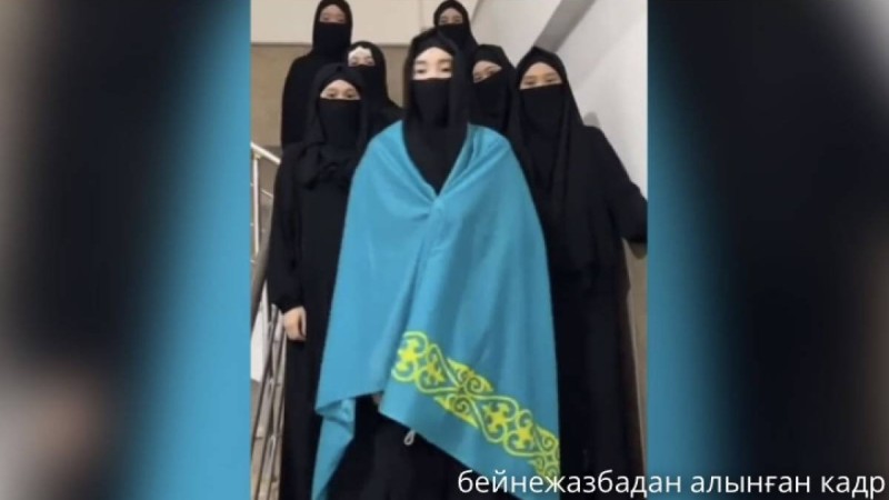 «Таңертең Ауғанстанға аттанамыз»: желіде қара хиджаб киіп, көк ту жамылған жас қыздар жұртты шошытты (ВИДЕО)