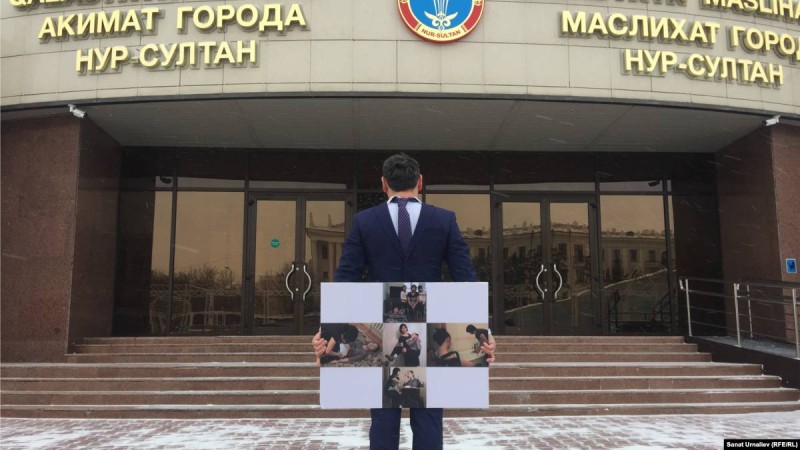 Нұр-Сұлтанда суретші "Ерекше елде тудым" атты қарсылық акциясын өткізді