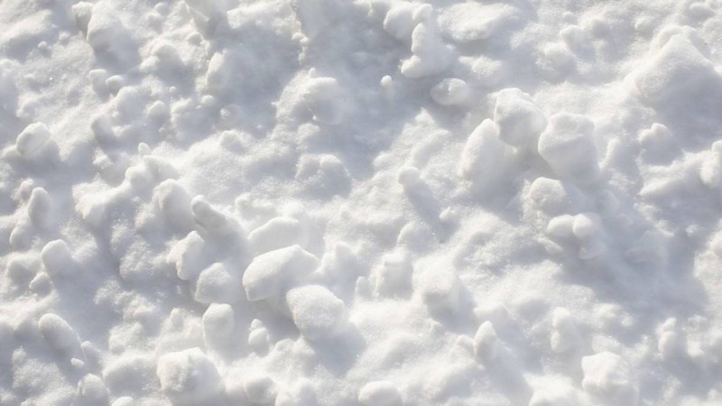 Алты жасар қыздың 4-қабаттан құлап аман қалған сәті видео түсті