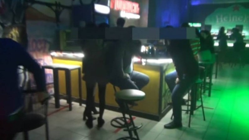 Дәретханаға жасырынған: Оралда түнгі клубтағы жағдай видеоға түсіп қалды