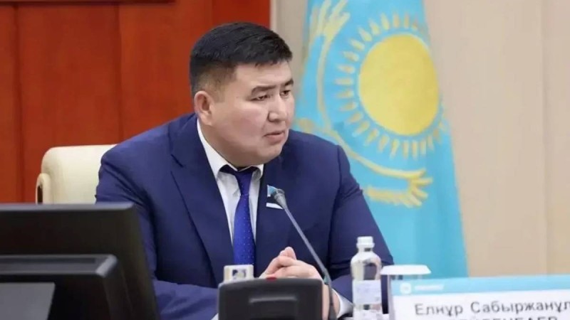 Депутат Бейсенбаев мектептерде телефонға жаппай шектеу енгізуді ұсынды