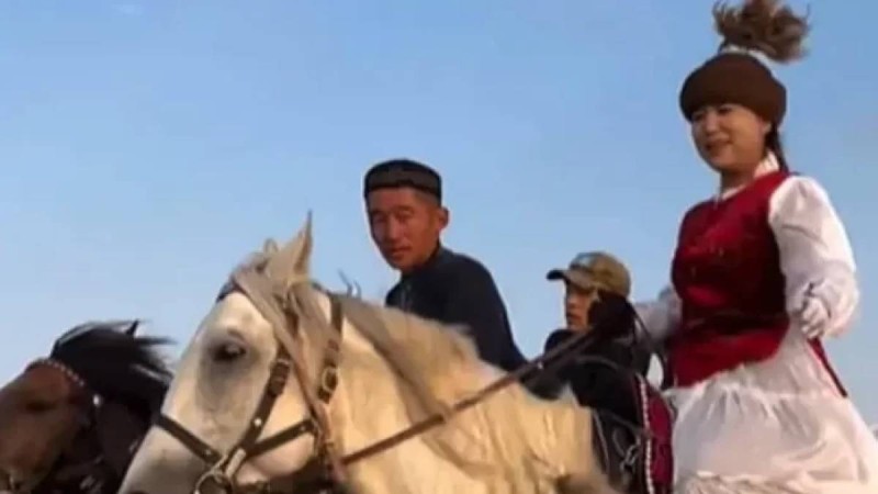 Астананы көру үшін Қытайдан атпен шыққан жұбайлар Қазақстанға жетті