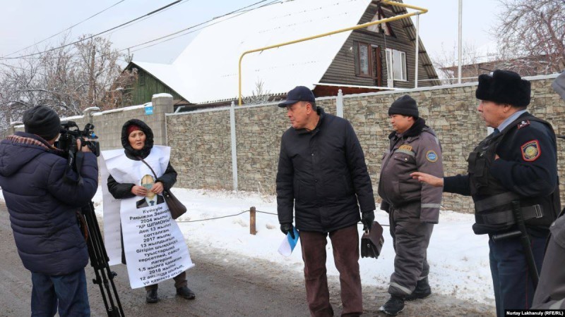 "Қытайда 13 жыл түрмеде отырып, саяси лагерьде болған күйеуім Қазақстанға қайта алмай отыр"