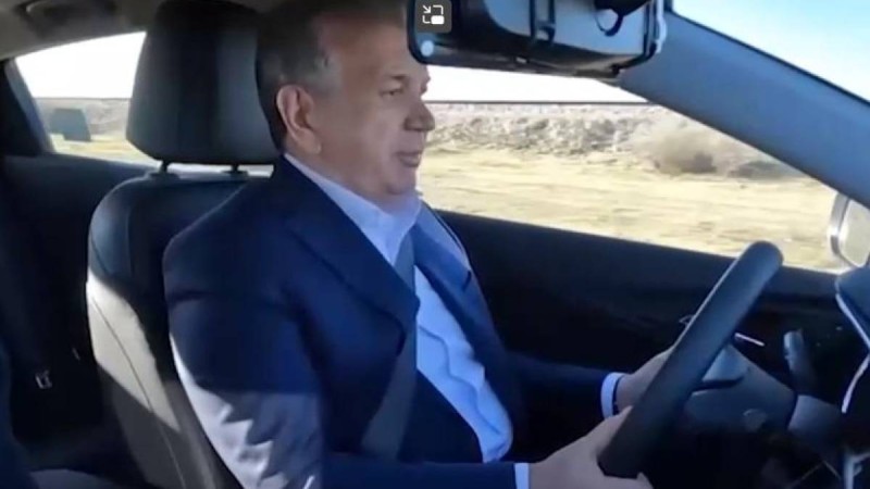 Өзбек елінің басшысы Шавкат Мирзиёев жол сапасын өзі тексеріп көрді