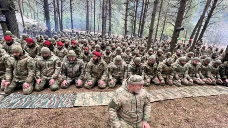 Рамзан Қадыровтың жасағы Украина орманында намаз оқып жатыр деген видео тарады