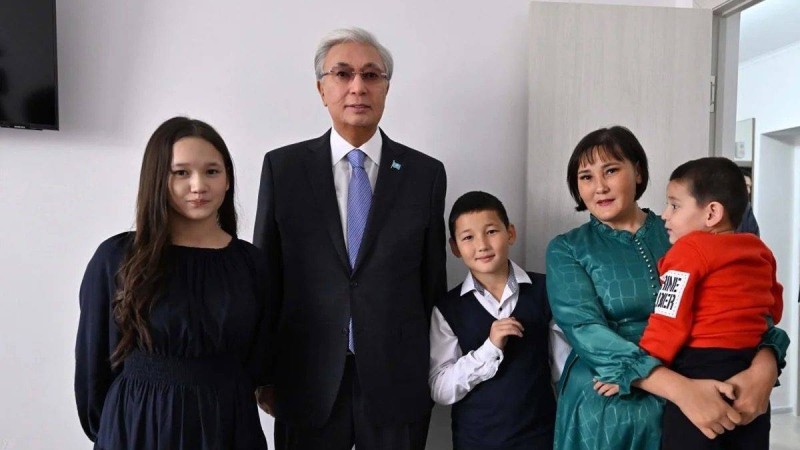 Тоқаев Ақмола облысында жаңа пәтер алған отбасын құттықтап барды