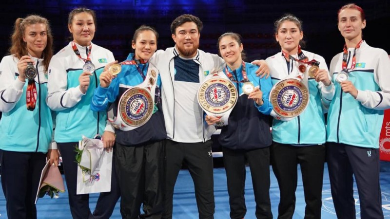 Әлем чемпиондары елге оралды: жанкүйерлер әуежайда ерекше құрметпен қарсы алды