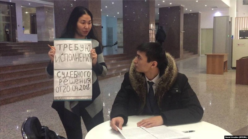 Нұр-Сұлтан тұрғыны әкімдік ғимаратында жалғыз адамдық пикет өткізді