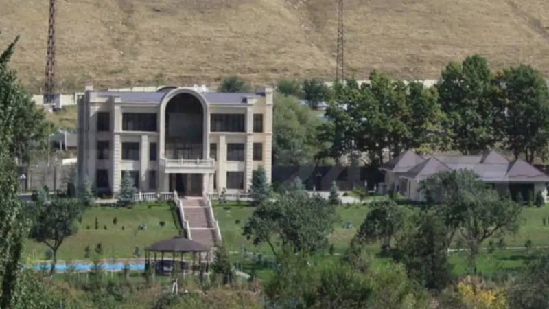 Экс-президенттің отбасы үйінен қуылды