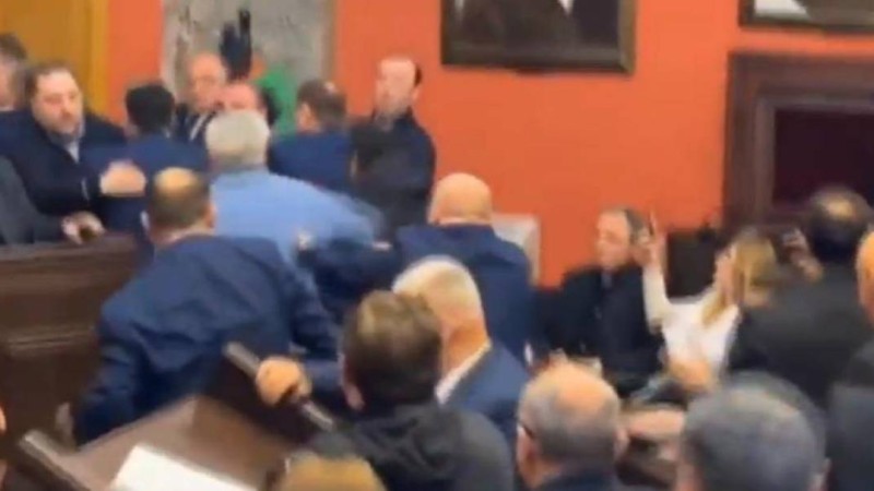 Грузиядағы Парламент отырысында үлкен төбелес болды (видео)