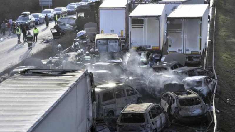 Венгрияда 42 көлік бір уақытта соқтығысып қалды (видео)