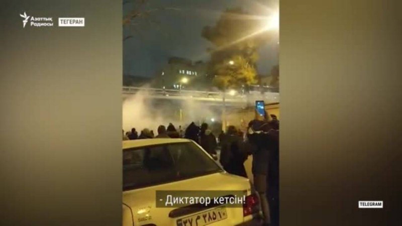 Иранда полицияның наразыларға оқ атқаны айтылады