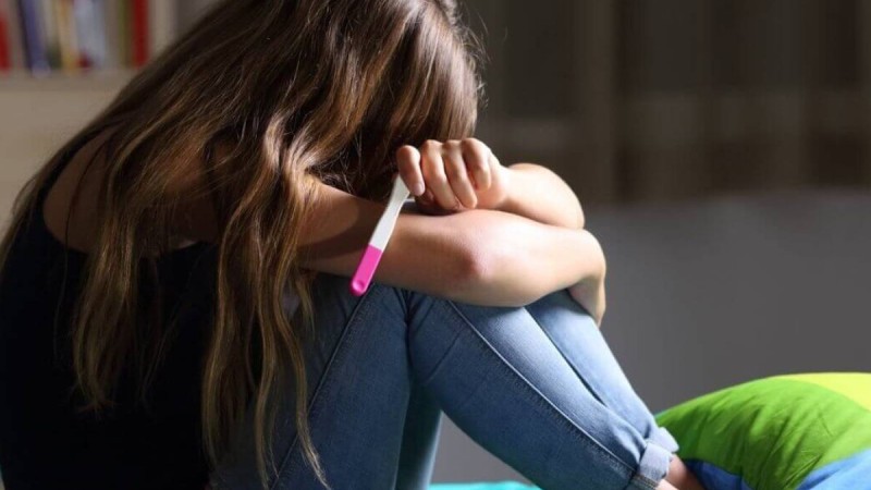 Сұмдық жағдай: 15 жастағы қыз 23 жастағы мемлекеттік қызметкерден бала босанды