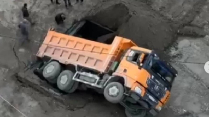 Семей орталығында жүк көлігі "асфальт астына" кетті (видео)