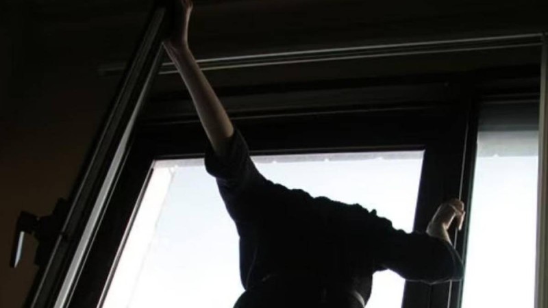 Ақтауда науқас терезеден секіріп кетті